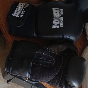 Total Fitness Kickboxing Gloves Black. 14oz.